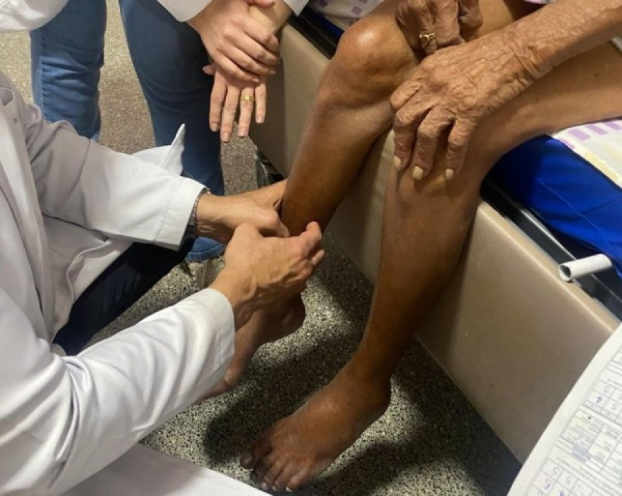 Médicos especializandos da Escola de Saúde Pública atendem idosos em abrigo