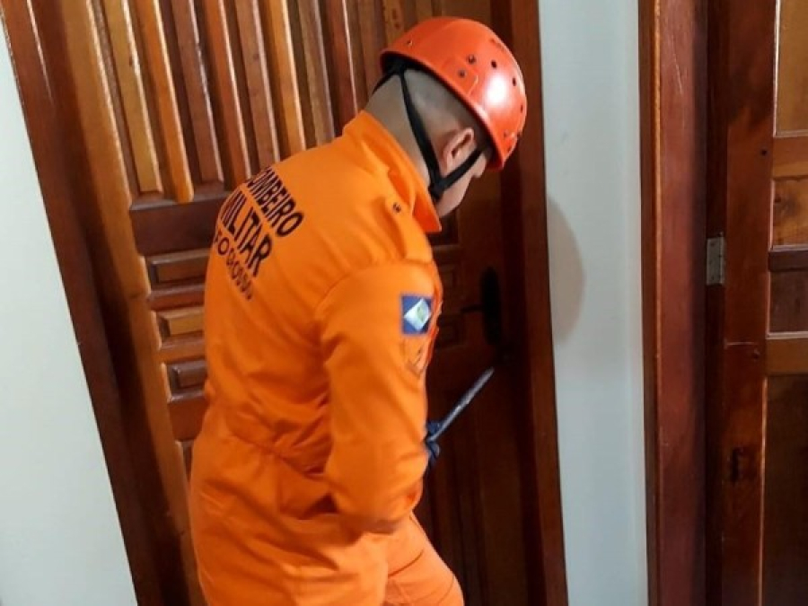 Corpo de Bombeiros resgata criança trancada em quarto de residência