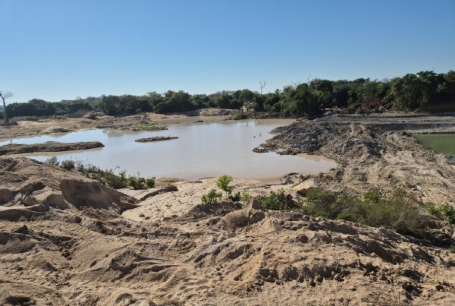 Garimpo ilegal é interditado e cinco máquinas são apreendidas em Peixoto de Azevedo