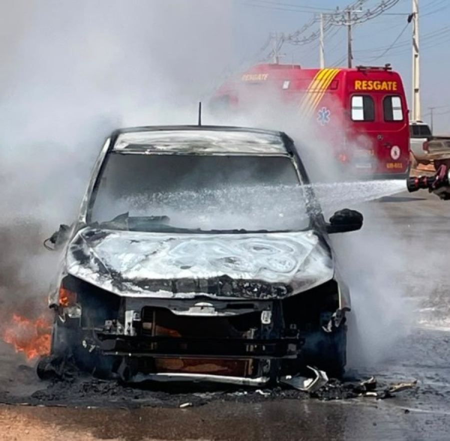 Carro pega fogo em via paralela à BR-163 e mobiliza Bombeiros em Matupá
